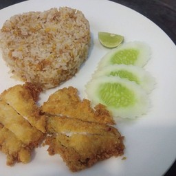 ข้าวกระเทียมหมูทอด