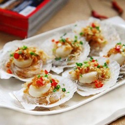 หอยเชลล์นึ่งกระเทียมวุ้นเส้น