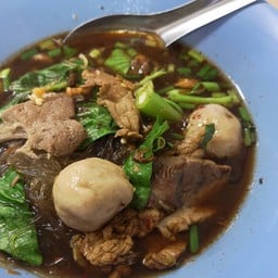 คุณอารี ก๋วยเตี๋ยวเรือ อนุสาวรีย์