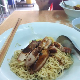 บะหมี่แห้งราดน้ำซอส