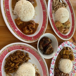 ข้าวแกงแม่วรรณระนอง บางแสน