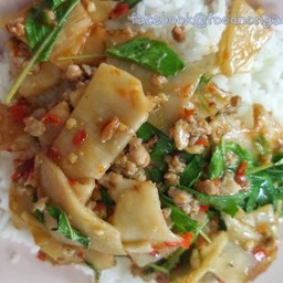 กระเพราหน่อไม้ดอง ราดข้าว