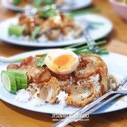 บะหมี่เกี๊ยว​ ข้าวหมูแดงหมูกรอบ​ แยกไฟแดงประเวศ