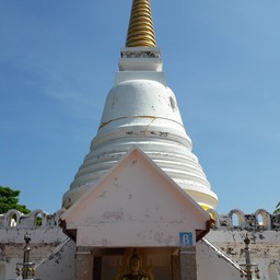 พระธาตุสีขาวสูงใหญ่ทรงระฆัง