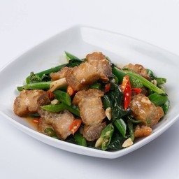 คะน้าฮ่องกงหมูกรอบ