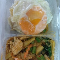 ข้าวราด ไก่ผัดพริกแกง Rice+saute' red curry paste with chicken+fried egg