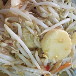 ผัดถั่วงอกใส่เต้าหู้ไข่ Saute'beenspout with tofu-eggs