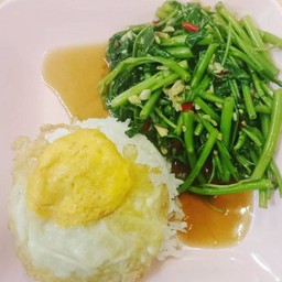ข้าวราดผัดผักบุ้งไฟแดง+ไข่ดาว rice + saute' morning glory + fried egg