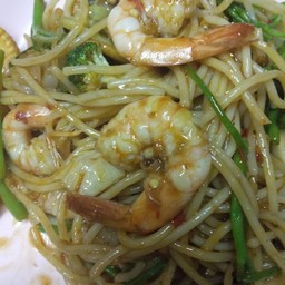 สปาเก็ตตี้เมาทะเล Spaghetti hot sauce & basil leafs with seafood