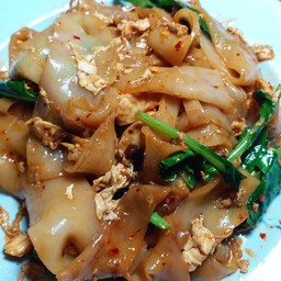 เส้นใหญ่ผัดซีอิ้วไก่ Pad see-ew Fried flat noodles with chicken