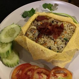 ข้าวผัดห่อไข่
