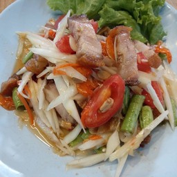 ตำไทยใส่หมูกรอบ Papaya salad with crispy pork