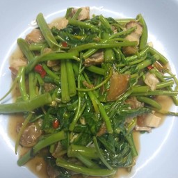 ผัดผักบุ้งหมูกรอบ Saute'morning glory with crispy pork