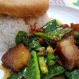 ข้าวคะน้าหมูกรอบ