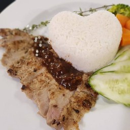 ข้าวหน้าสเต็กหมูพริกไทยดำ