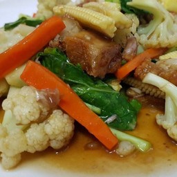 ผัดผักรวม หมูกรอบ,ทะเล