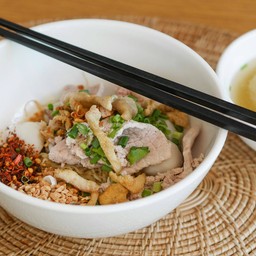 ก๋วยเตี๋ยวหมูต้มยำ ( แห้ง )