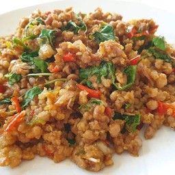 ข้าวราดผัดกระเพราหมูสับพ่นไฟ