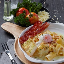 มักกะโรนีอบชีสกับไข่ออนเซ็นเบคอนกรอบ