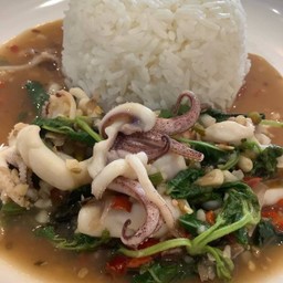 ข้าวกระเพราปลาหมึก