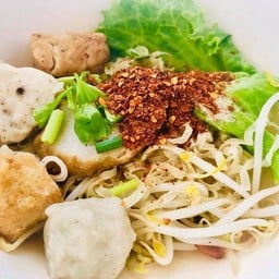 นายลี้ ก๋วยเตี๋ยวลูกชิ้นเต้าหู้ (แคะ)