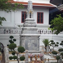 อนุสาวรีย์ ยอดปรางบรรจุพระสรีรังคารเจ้าอาวาสองค์แรก