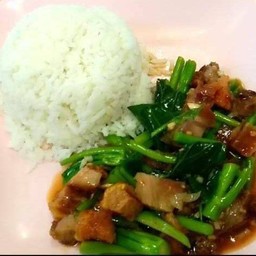 ข้าวคะน้าหมูกรอบ Saute' chinese spinach with crispy pork