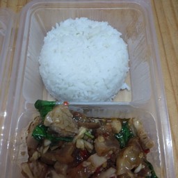 ข้าวราดกระเพราหมูกรอบ Saute' leaf basil with crispy pork