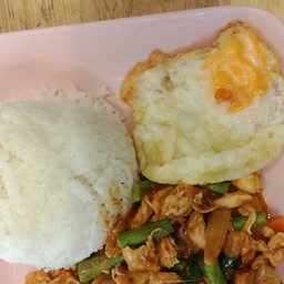 ข้าวพริกแกงไก่ไข่ดาว Saute' red curry paste with chicken and fried egg
