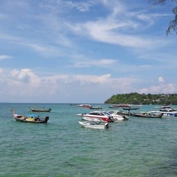 บริเวณท่าเรือมีเรือนักท่องเที่ยว จอดอยู่ใกล้เคียง