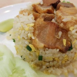 ข้าวผัด หมูกรอบ