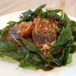 ผัดกระเพราไข่เยี่ยวม้า