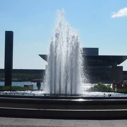 น้ำพุในบริเวณสวน Amalie ด้านหน้าทางเข้าลานพระราชวัง