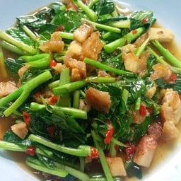 คะน้าหมูกรอบ Saute' chinese spinach with crispy pork