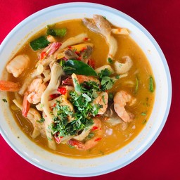 ต้มยำกุ้งน้ำข้น รสชาติออกขมๆ น่าจะใส่เครื่องต้มยำและผักโรยมากเกิน