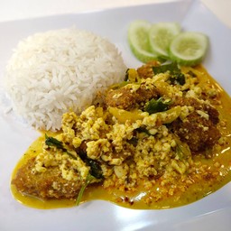 B006 ข้าวแกงกะหรี่ไก่กรอบ