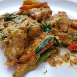 ผัดผงกระหรี่ หมูกรอบ