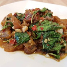 ผัดกระเพราหมูกรอบ