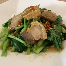 คะน้าผัด หมูกรอบ