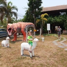 ไดโนเสาร์หน้าร้านเรียกลูกค้าเด็กๆให้มาได้ดีมาก