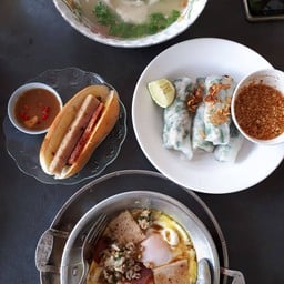 ส่วนตัวชอบร้านนี้นะ เจ้าของร้านน่ารัก พูดเพราะ อาหารที่สั่งก็อร่อย ทุกอย่างลงตัว