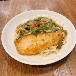 สปาเก็ตตี้แซลม่อนซอสเขียวหวาน spaghetti salmon green curry