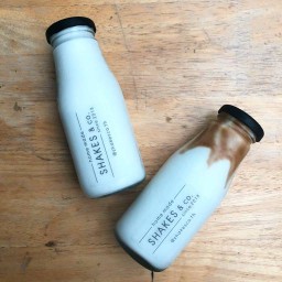 SHAKES & co.