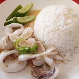 ข้าวหมึกกระเทียม