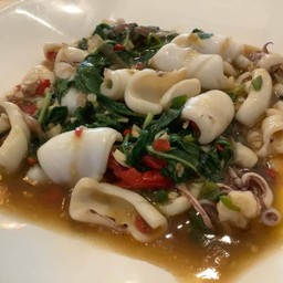 ผัดกระเพราปลาหมึก