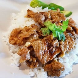ข้าวราดหมูชิ้นกระเทียมพริกไทย