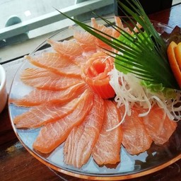 เมนูโปรดเลย แซลม่อนแร่บางมาพร้อมซอสของทางร้าน