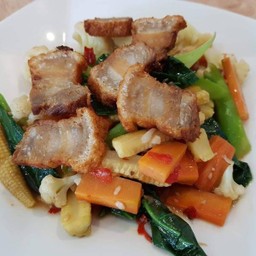 ผัดผักรวมมิตรหมูกรอบ