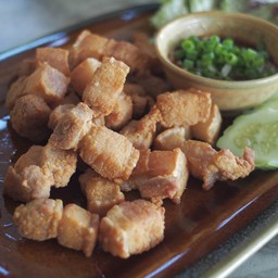 สามชั้นทอดน้ำปลา