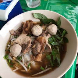 ก๋วยเตี๋ยวหมูนารี (เจ้าเก่า)